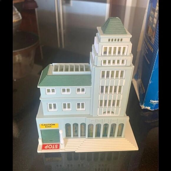 Vintage MicroMachines Police Station - Picture 3 of 4